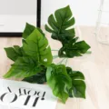 Vue détaillée de feuilles de monstera artificielles avec une texture réaliste et couleur verte. - Feuilles de Monstera