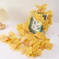 Détail de guirlande de feuilles d'érable artificielles, déco automnale parfaite. - Jaune