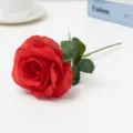 Dettaglio di rosa rossa artificiale, singolo stelo di fiore finto per decorazioni di nozze. - Rosa a Rametto Corto - Rosso