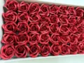 Têtes de roses artificielles en savon en boîte pour emballage de cadeau de Saint-Valentin. - Rouge Foncé