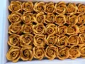 Boîte cadeau de têtes de roses en savon dorées, idéale pour la Saint-Valentin et la déco. - Café Moyen