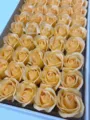 Têtes de roses artificielles en savon champagne rangées dans une boîte cadeau. - Orange Clair