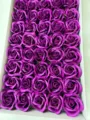 Têtes de roses en savon violet dans une boîte cadeau, fleurs artificielles pour cadeaux. - Fuchsia