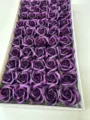 Variété de têtes de roses en savon parfumé violet en coffret cadeau pour la Saint-Valentin. - Noir et Violet