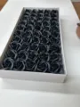 Têtes de roses en savon noires en coffret cadeau blanc, parfait pour la Saint Valentin. - Noir