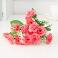Détail en gros plan d'un bouquet de roses artificielles roses avec texture réaliste. - Rose