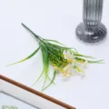 Variante de petite fleur blanche et herbe de printemps artificielle pour deco interieure. - Blanc