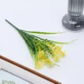Bouquet de marguerites jaunes artificielles avec herbe verte pour déco maison chic. - Jaune