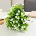 Bouquet d'eucalyptus artificiel avec petites fleurs blanches, idéal pour déco de table. - Blanc