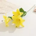 Fleur de lys jaune artificielle vue rapprochée, parfaite pour la déco et les bouquets de mariage. - Jaune