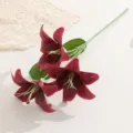 Dettaglio fiore di giglio borgogna artificiale, 3 teste stelo floreale finto per arredamento. - Borgogna