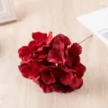 Détail de tête de fleur d'hortensia en soie rouge, idéal pour décor de mariage et accessoires. - Rouge