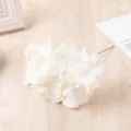 Gros plan sur la tête de fleur d'hortensia artificiel blanc pour décoration de mariage et arrangements. - Blanc