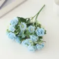 Détail de bouquet de roses et marguerites artificielles bleues, idéal pour la décoration. - Bleu