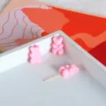 Dettaglio perla in acrilico orsetto rosa, ideale per creazione di gioielli fai da te. - Stile 01 Orso Rosa / Rosa