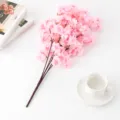 Künstlicher Kirschblütenzweig Detailaufnahme, rosa Seidenblume Heimdeko Requisite. - Dunkelrosa