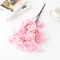 Gros plan de branches de cerisier artificiel rose avec des pétales de soie délicats. - Rose foncé