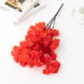 Détail de branches de fleurs de cerisier artificielles rouges pour une superbe décoration. - Rouge