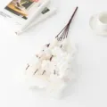 Gros plan détaillé d'une branche de fleurs de cerisier artificielles blanches. - Blanc