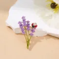 Wunderschöne Lavendelstrauß Marienkäfer Brosche mit funkelndem Strassstein für Damenoutfit. - Lavendel Stil