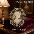 Spilla pendente floreale con strass cameo vintage, elegante accessorio di gioielleria vittoriana. - Caffè