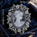 Spilla cammeo in stile corte vintage con strass scintillanti e rose, elegante accessorio. - Grigio scuro