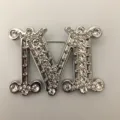 Silber Strass Buchstabe M Brosche Detail, glitzernder Kristall Monogramm Pin Nahaufnahme - Stil M4 / Stil 4