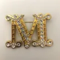 Elegante goldfarbene M Buchstabe Kristall Brosche für Damen Mode Accessoires Geschenk - Stil M3 / Stil 3
