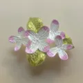 Primo piano dettagliato della delicata spilla a orchidea farfalla con petali rosa vivaci. - Stile orchidea farfalla / 4.5*3.4cm