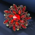 Gros plan sur la broche fleur en cristal vintage, strass rouges scintillants, vue de détail. - 6.8*6.8cm, 39.6g / Rouge