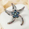 Detailed close-up of a stunning crystal starfish brooch, sparkling rhinestones on silver metal. - Starfish Style (xz4662A) / 5.5x5.5cm / Blue