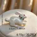 Broche de conejo blanco de Pascua lindo con cola de perla y diseño de esmalte vintage elegante. - Blanco