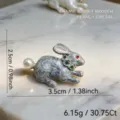 Broche de conejo de perla de esmalte retro, elegante alfiler de conejito con diamantes. - Gris claro