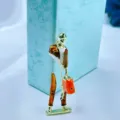 Broche elegante en email motif personnage, design artistique dore. Vue de detail parfaite. - Rouge Orangé