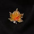 Gedetailleerd overzicht van esdoornblad kraagspeld broche sprankelende strass sieraden - Oranje Esdoornblad Stijl