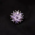 Detailopname van een sprankelende paarse kristallen bloemenbroche, elegante kraagaccessoire. - Paars Bloem Stijl