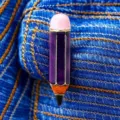 Primer plano detallado del broche creativo de esmalte con forma de lápiz en mezclilla. - 3.6*0.7cm (3.6g) / Púrpura