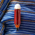 Primer plano detalle de un broche de lápiz de esmalte de aleación creativa para ropa. - 3.6*0.7cm (3.6g) / Rojo