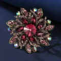 Gros plan détaillé d'une broche fleur en cristal vintage avec strass sur métal doré. - 6.8*6.8cm, 39.6g / Violet