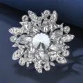 Superbe détail de broche fleur en cristal, design étincelant pour manteaux élégants. - 6.8*6.8cm, 39.6g / Blanc Argent