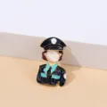 Gros plan détaillé de la jolie broche émail de personnage de dessin animé avec œil de chat. - Style Fille Policier