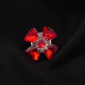 Close-up detailweergave van de sprankelende rode kristallen bloem kraag knop accessoire. - Rode Vierbladige Bloem Stijl / 2.8cm / Rood