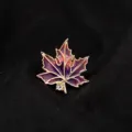 Detailopname van de prachtige esdoornbladbroche met paarse emaille en helder kristal. - Paarse Esdoornblad Stijl / 3.0*2.9cm / Paars