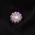 Detailopname van een modieuze kristal parel shirt kraag knoop met paars bloemig metaalontwerp. - Paarse Roos Stijl