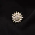 Prachtige zonnebloem kraag broche met sprankelende strass-steentjes en goudkleurige metaal. - Wit Zonnebloem Stijl