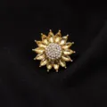 Detailopname van de kristallen zonnebloembroche met gele bloemblaadjes en strass. - Gele Zonnebloem Stijl
