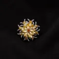 Gedetailleerde close-up van sprankelende gele kristallen bloemkraagspeld met zilver. - Gele Bloemenstijl