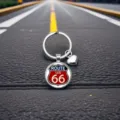 Gros-plan d'un porte-clés vintage Route 66 avec cabochon en verre sur texture sombre. - Style Rond Martelé (1)