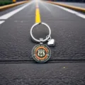 Vue détaillée porte-clés dôme en verre vintage Route 66 avec pendentif cœur en métal. - Style Rond Martelé (10)