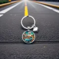 Vue de détail du porte-clés dôme en verre Route 66 de Californie avec un charmant cœur. - Style Rond Martelé (11)